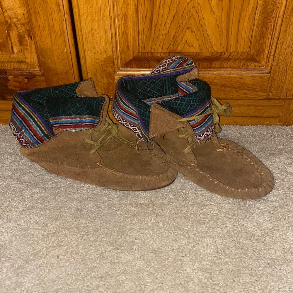 Steve Madden moccasin boots size 6